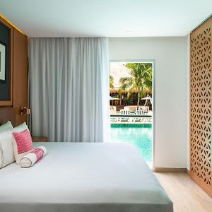 Suite met een Slaapkamer en een King Size Bed en Uitzicht op het Zwembad